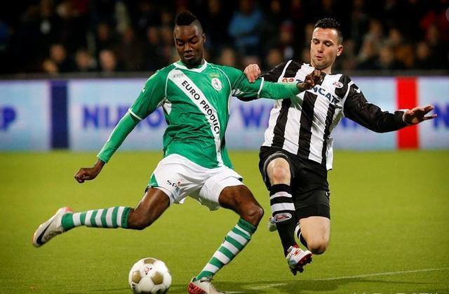 在湖水映照 在湖水映照